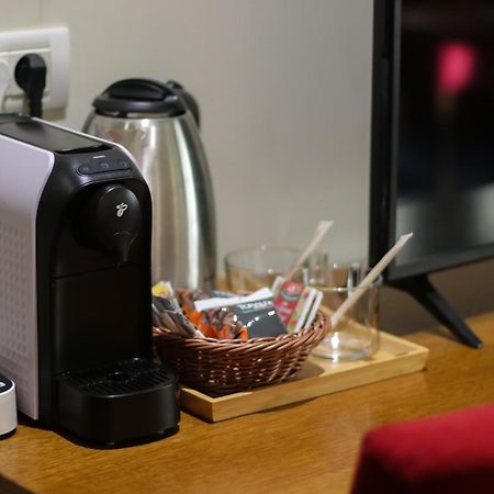 Opus Villa ซินายา ภายนอก รูปภาพ A Nespresso coffee machine in a hotel room