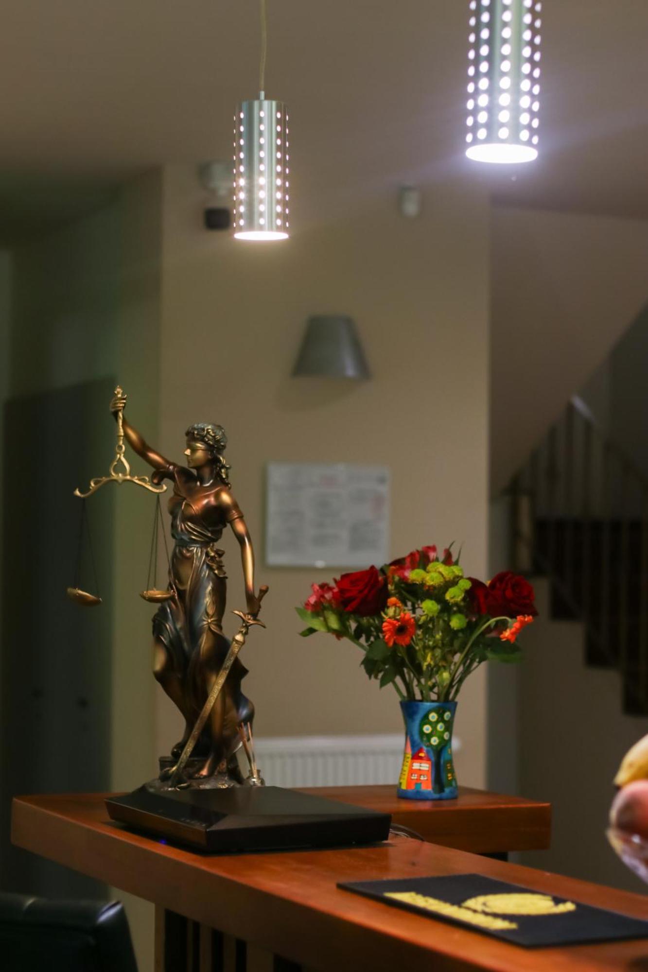 Opus Villa ซินายา ภายนอก รูปภาพ Lady Justice statue at the entrance of the court