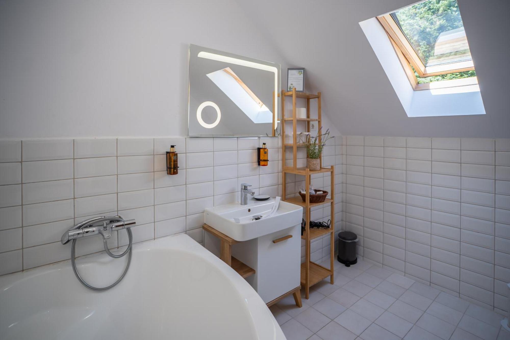 Opus Villa ซินายา ภายนอก รูปภาพ Bathroom with a skylight