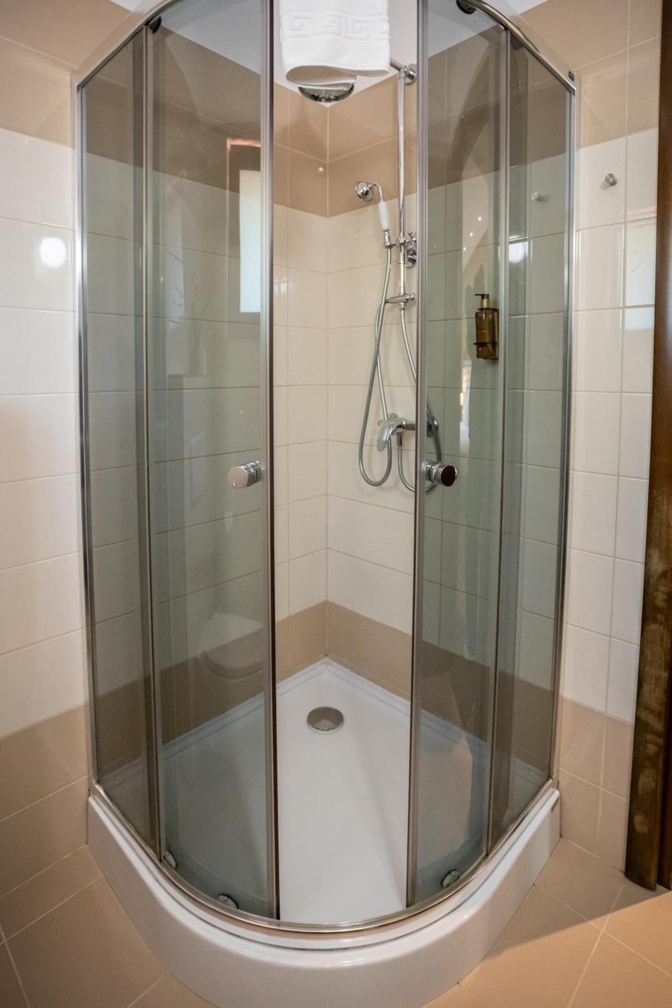 Opus Villa ซินายา ภายนอก รูปภาพ A shower cubicle