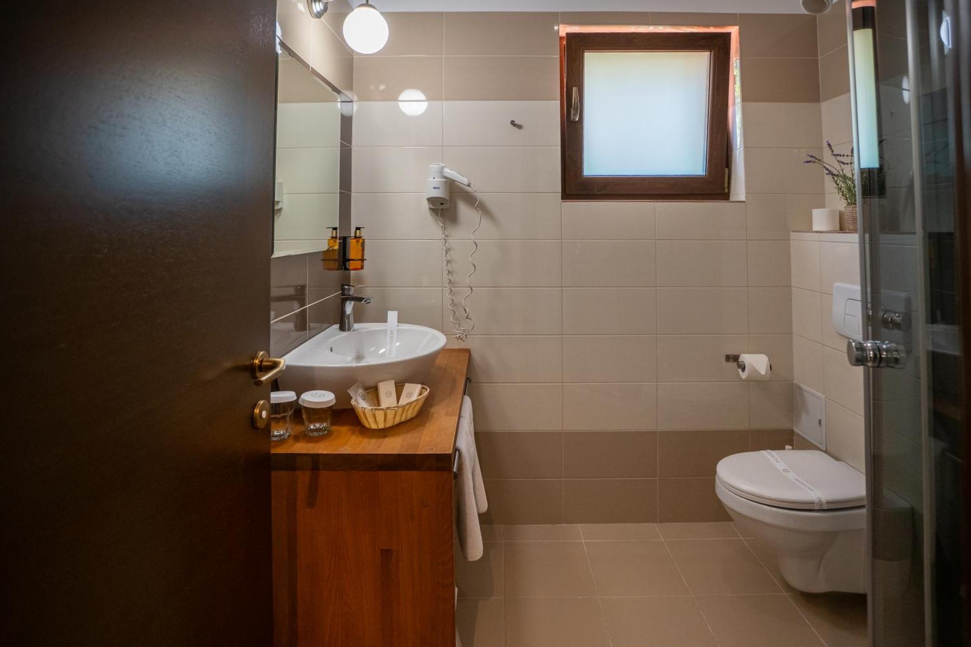 Opus Villa ซินายา ภายนอก รูปภาพ Bathroom