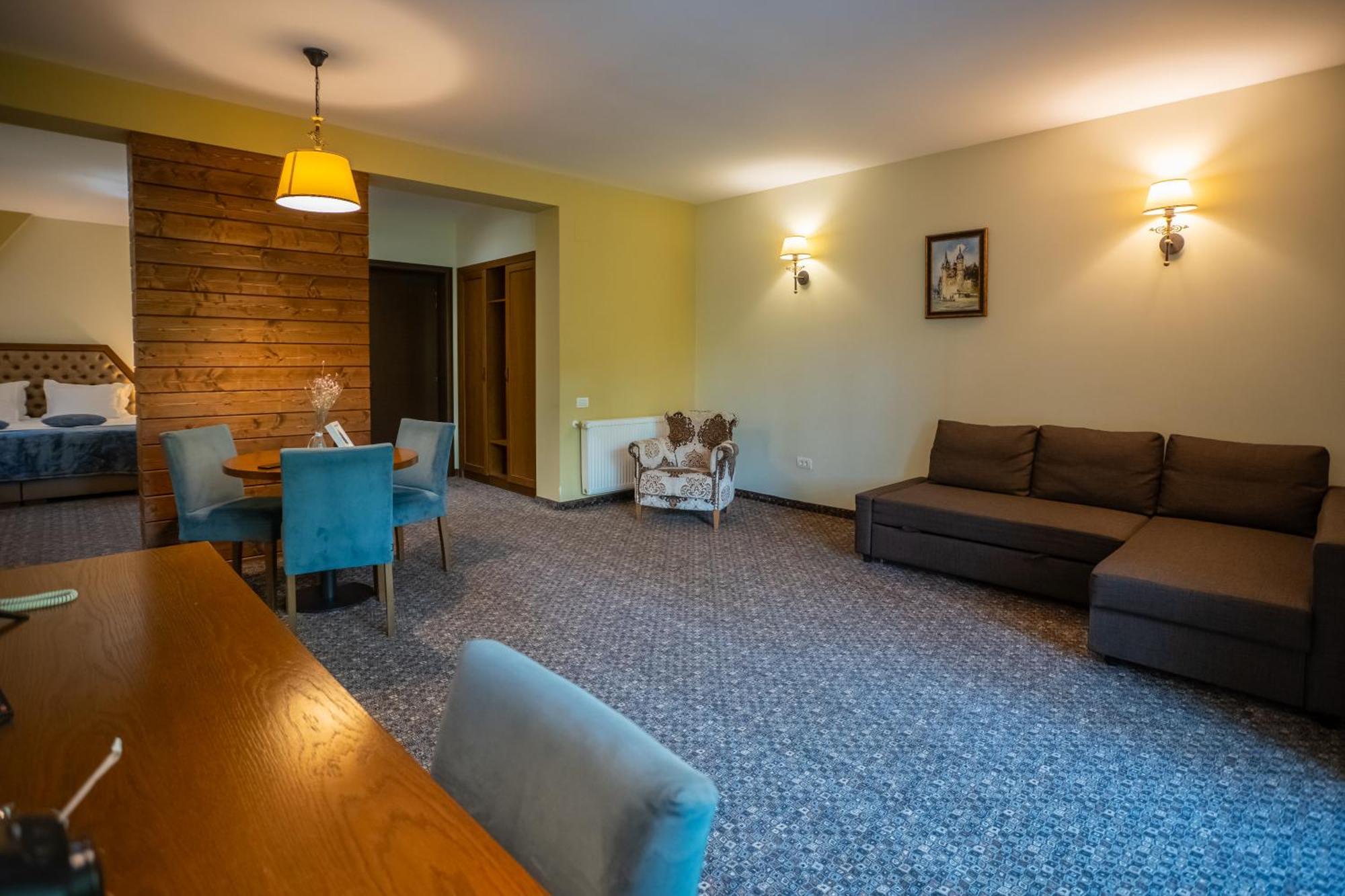Opus Villa ซินายา ภายนอก รูปภาพ A living room in a typical apartment
