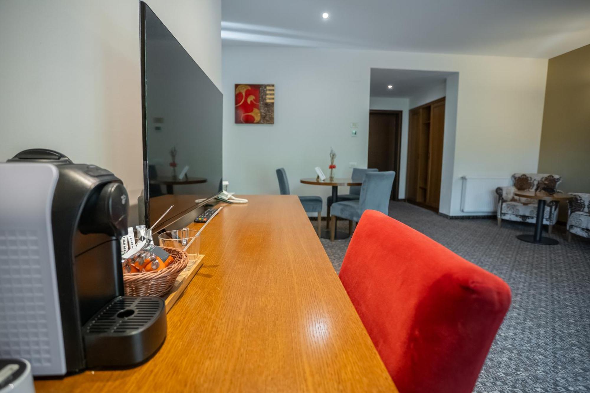 Opus Villa ซินายา ภายนอก รูปภาพ A Nespresso machine in a hotel room