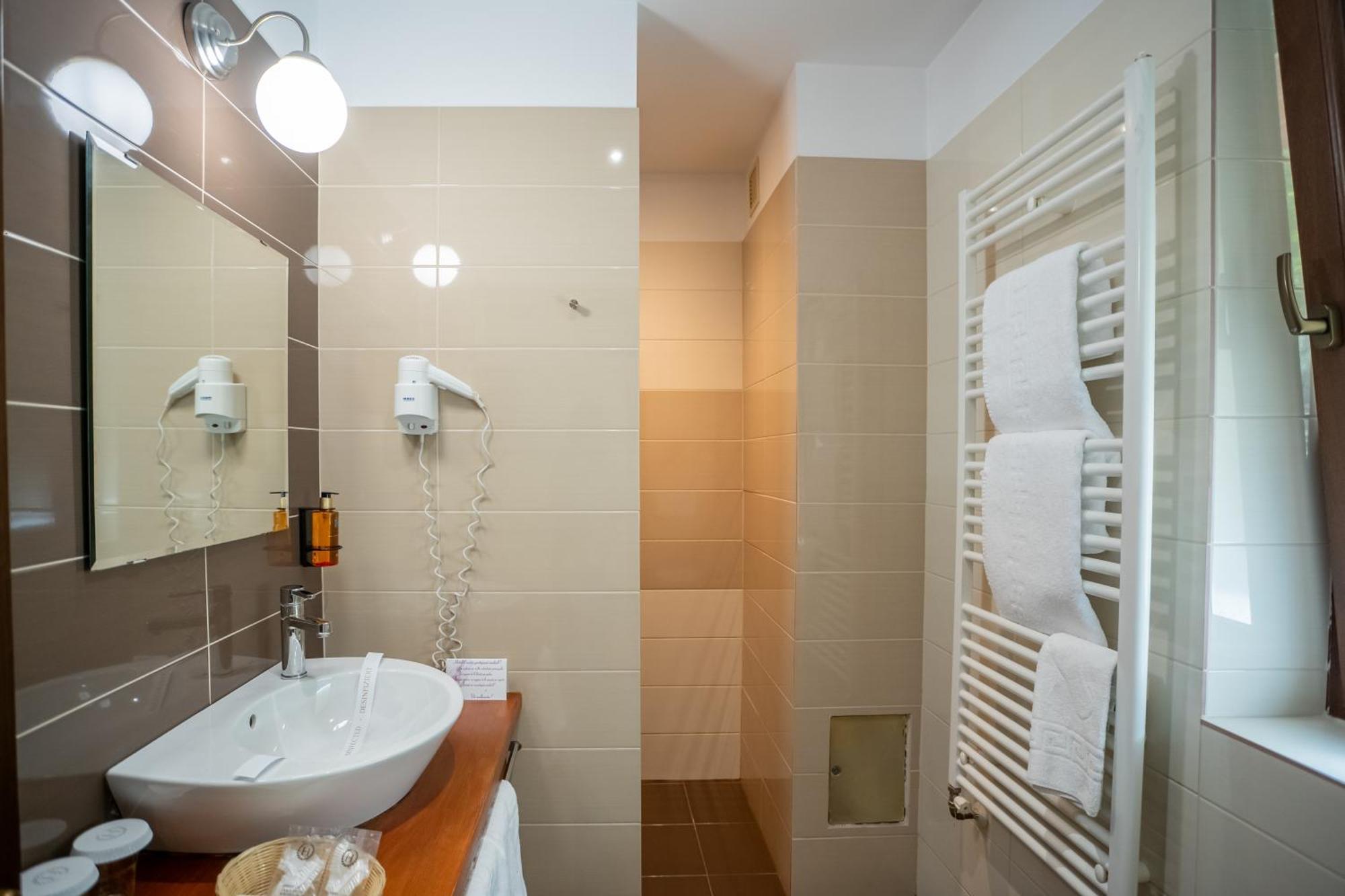 Opus Villa ซินายา ภายนอก รูปภาพ A walk-in shower