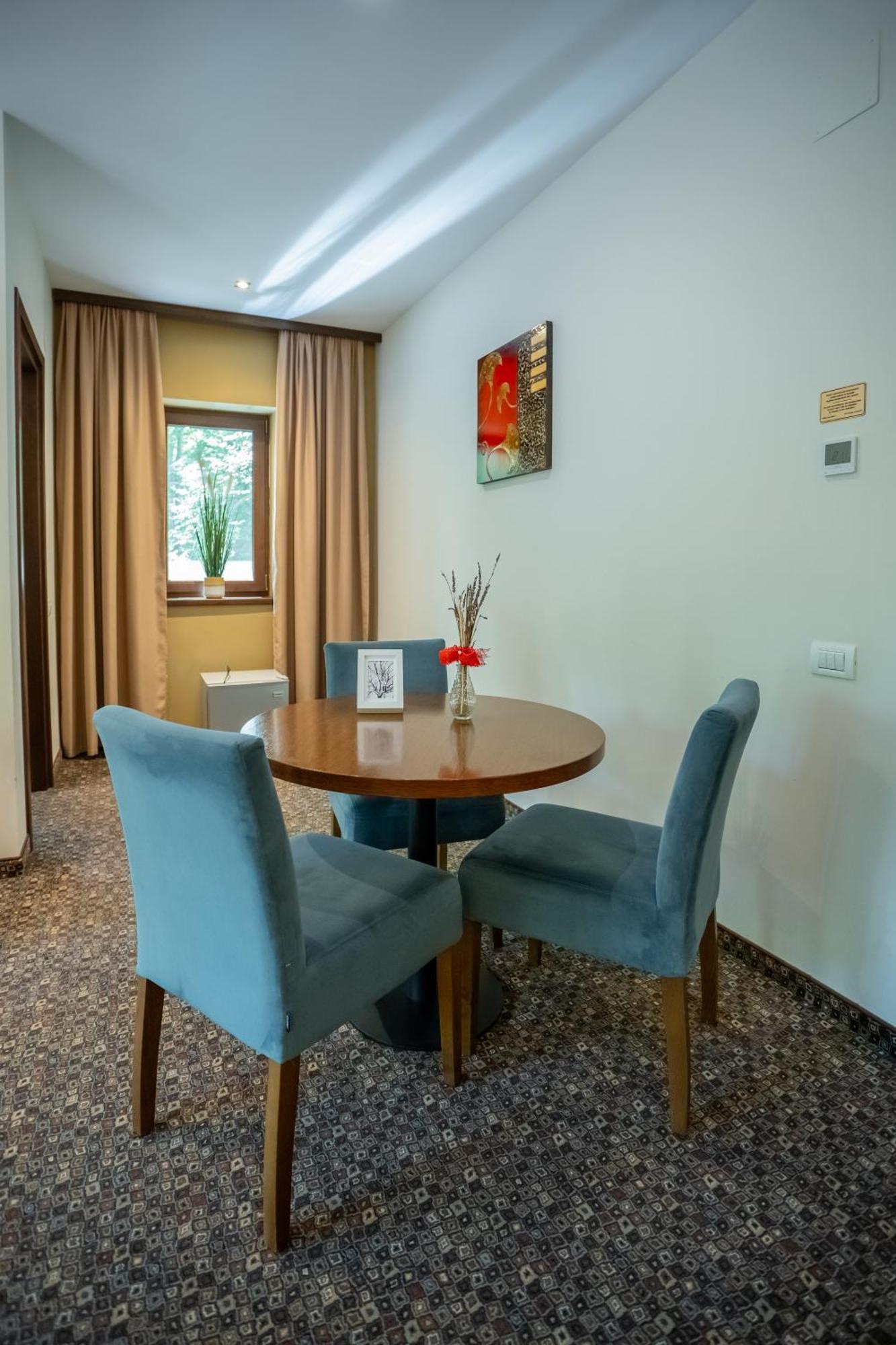 Opus Villa ซินายา ภายนอก รูปภาพ A dining room