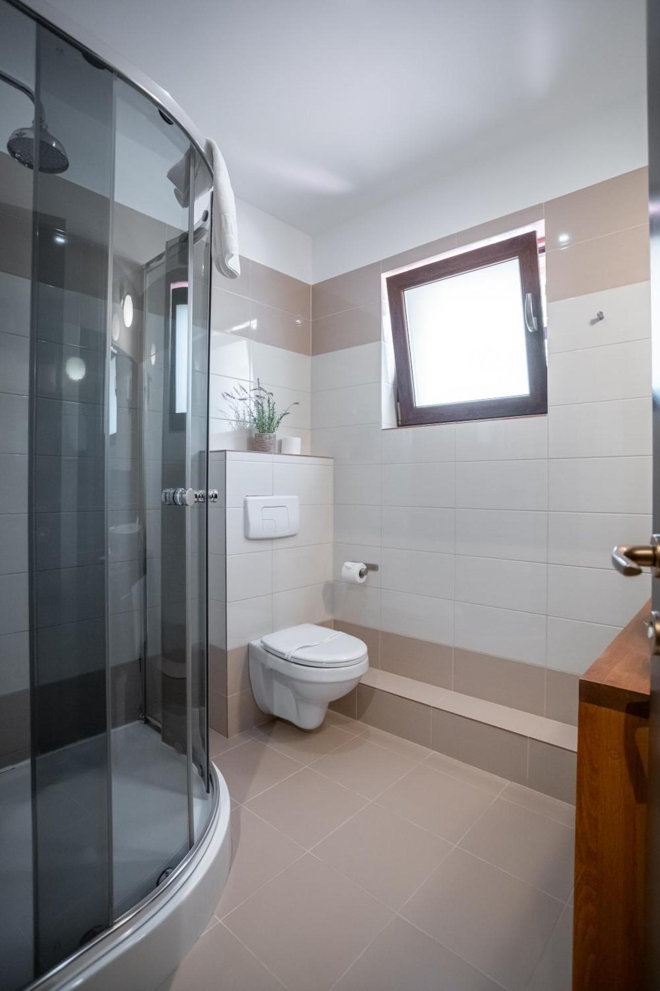 Opus Villa ซินายา ภายนอก รูปภาพ Bathroom with shower enclosure