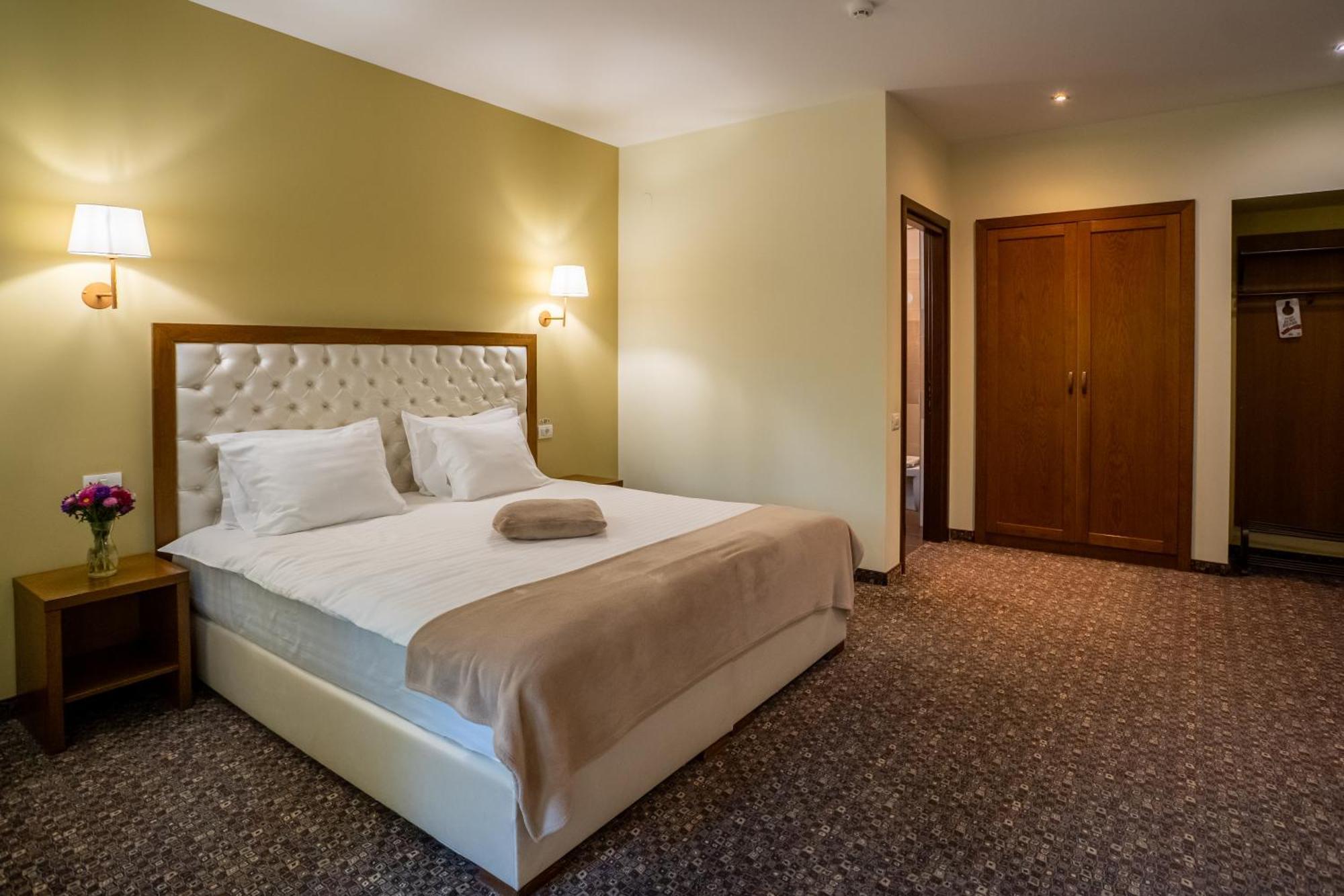 Opus Villa ซินายา ภายนอก รูปภาพ A bedroom in a hotel