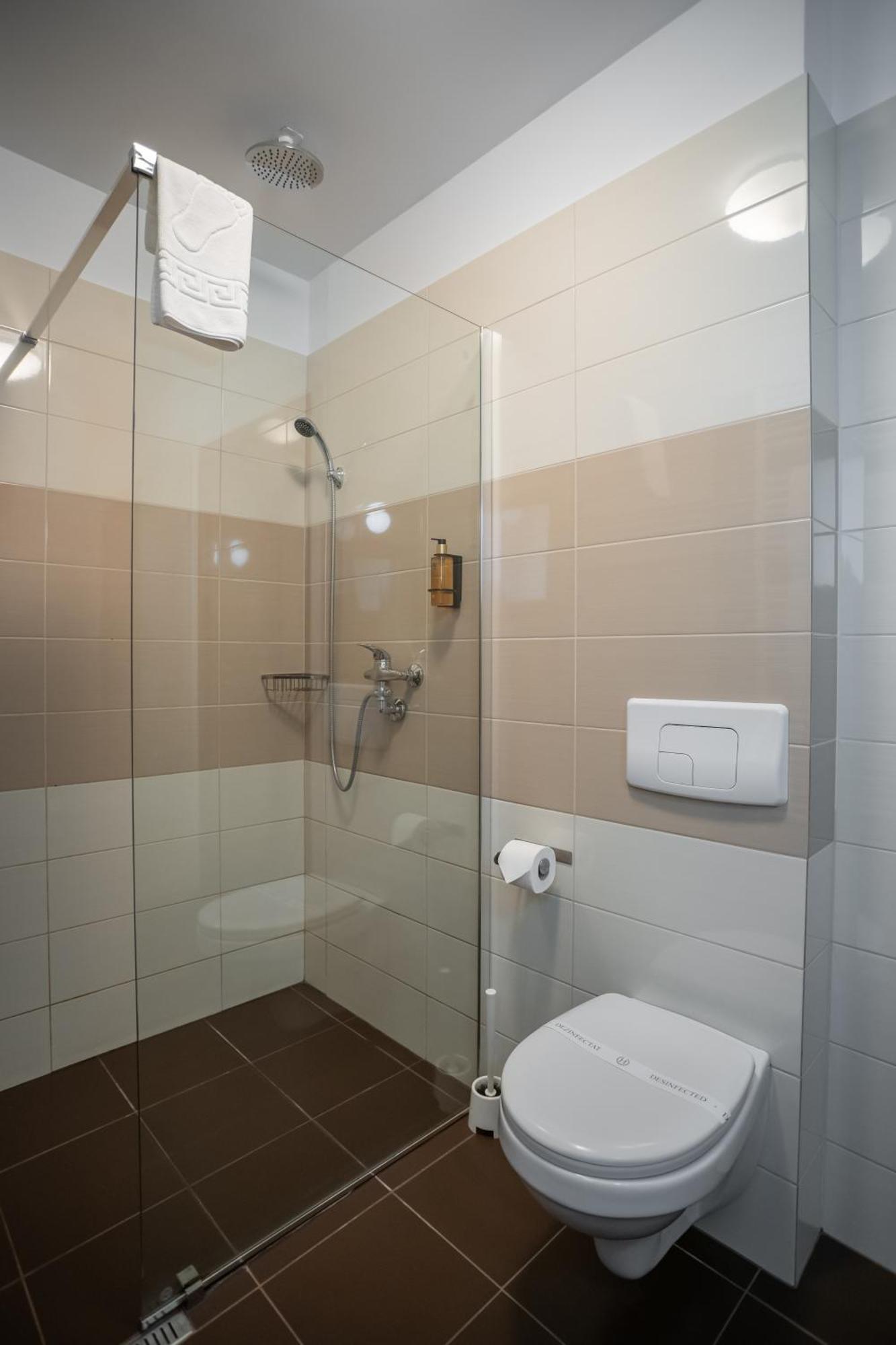 Opus Villa ซินายา ภายนอก รูปภาพ A shower cubicle