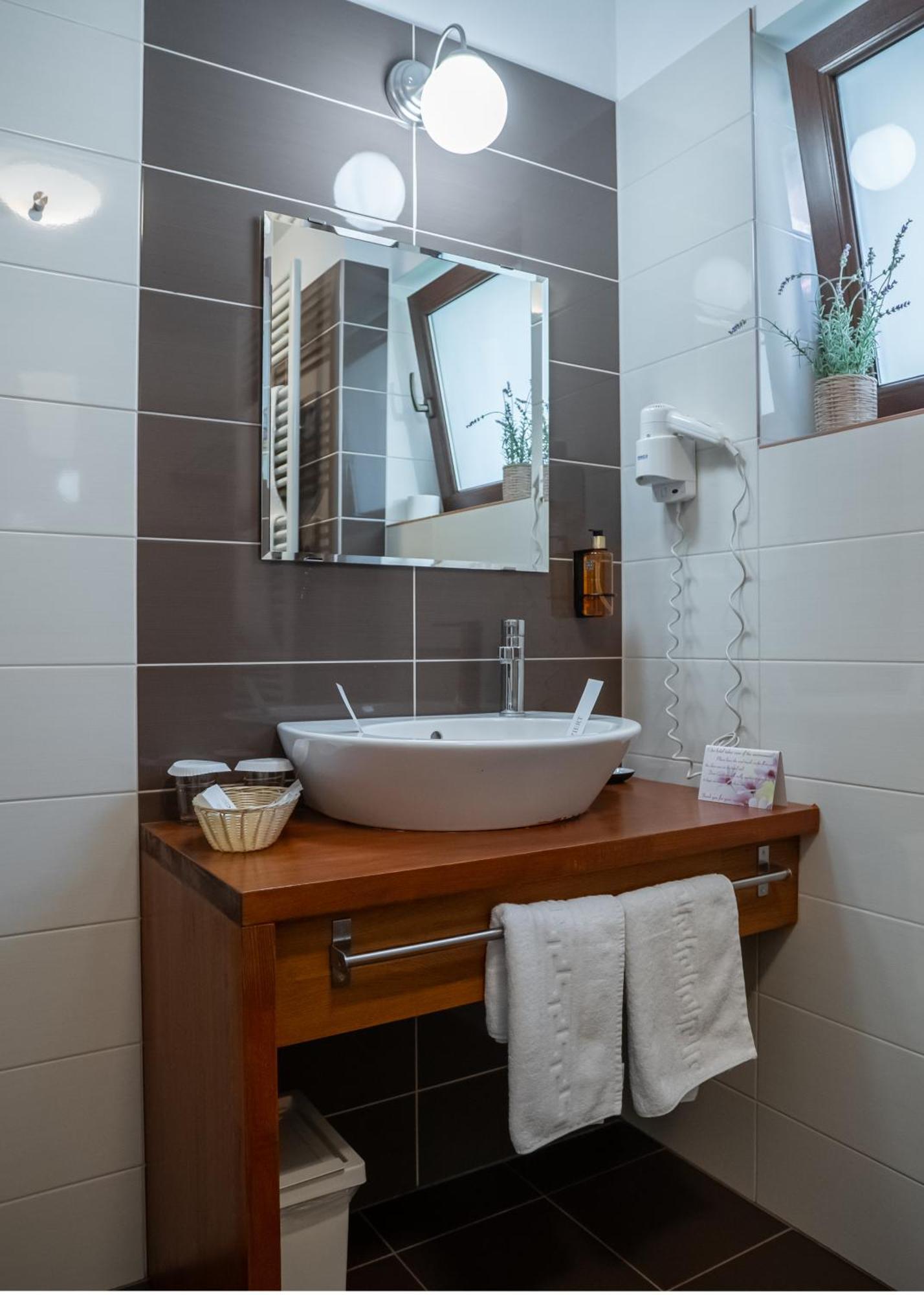 Opus Villa ซินายา ภายนอก รูปภาพ Bathroom in a hotel
