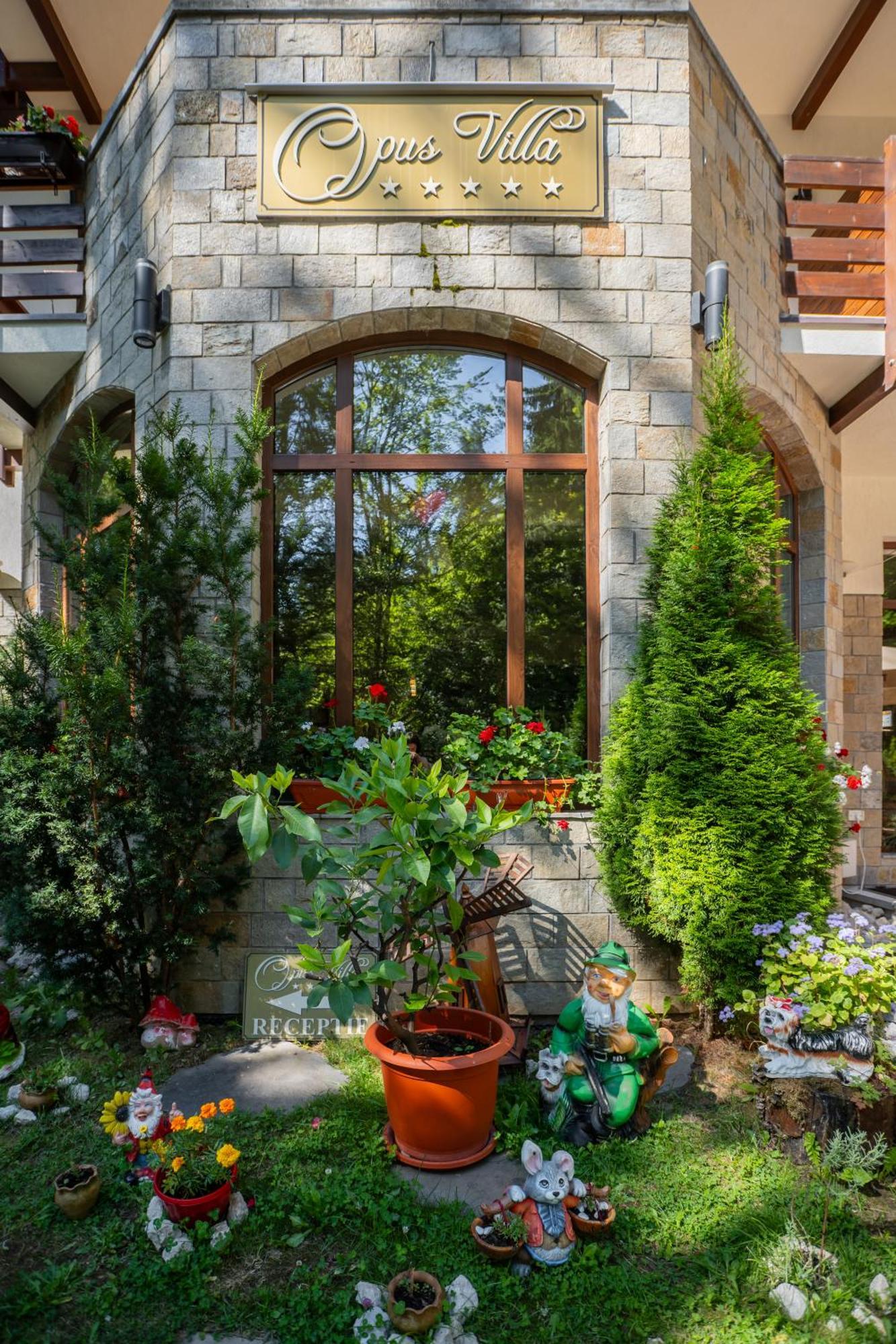 Opus Villa ซินายา ภายนอก รูปภาพ The courtyard of the house